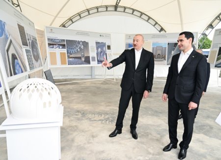 Dövlət başçıları Şuşa məscidində tikinti işlərinin gedişi ilə tanış olublar