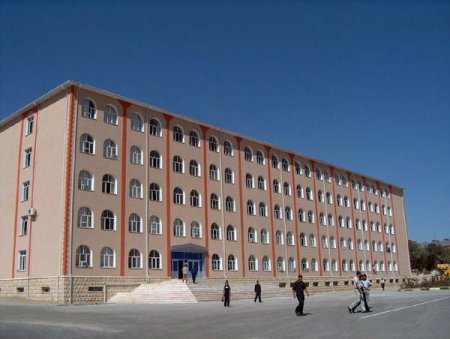 Universitet mətbuat katibi vəzifəsinə işçi axtarır