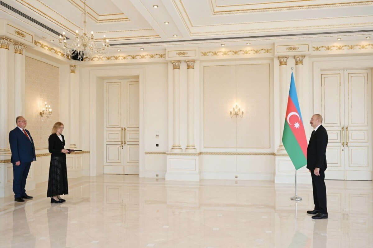 İlham Əliyev yeni səfiri qəbul edib