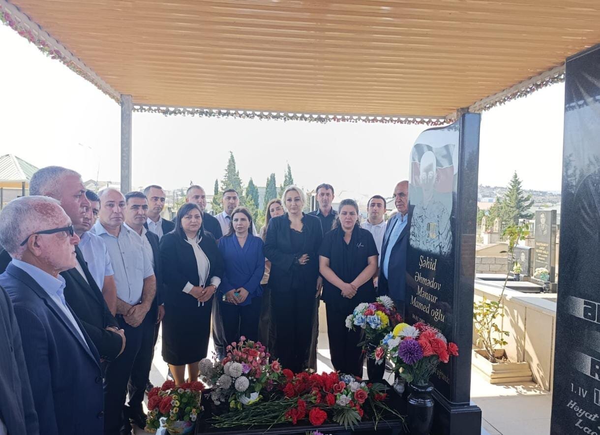 Laçın Rayon İcra Hakimiyyətinin əməkdaşları Vətən müharibəsi şəhidlərinin məzarlarını ziyarət ediblər.