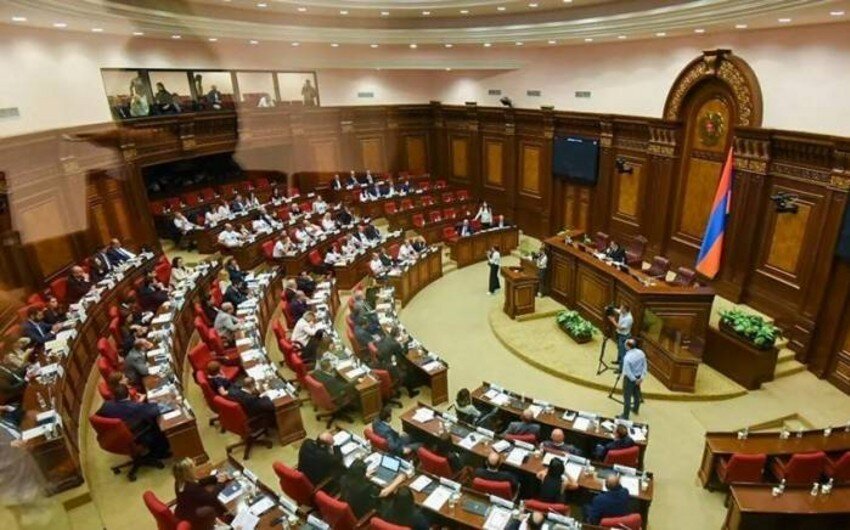 Ermənistan parlamentində deputatlar arasında əlbəyaxa dava olub