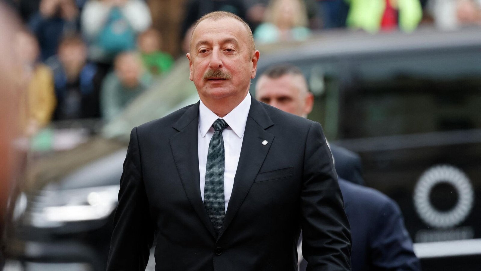 İlham Əliyev Baş naziri qarşıladı