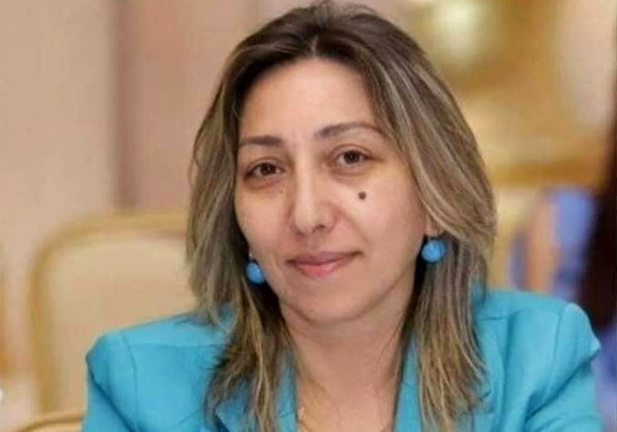 Direktor məktəbdəki tələbləri izah etdi: dar geyim, qısa ətək, makiyaj olmaz!