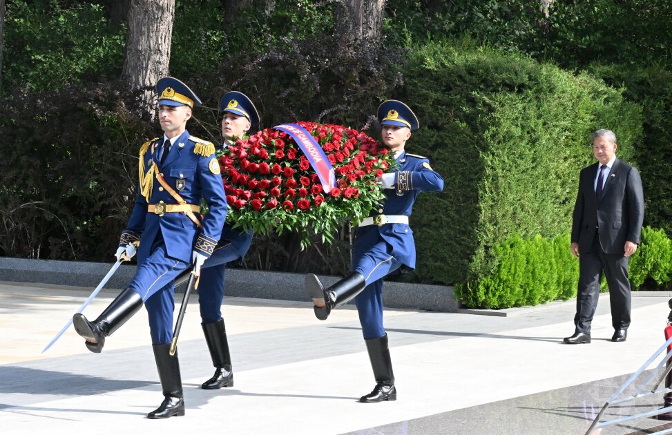 Kamboca Baş naziri Ümummilli liderin məzarını ziyarət edib